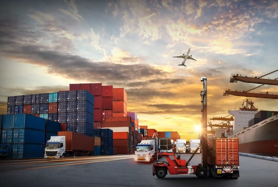 Containerumschlag bei Sonnenaufgang – Symbolbild für Investitionen und Steuerberatung für Unternehmen in Erlangen.